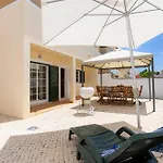 Vila Spacious - Walk To & Center