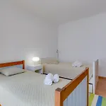 Vila Spacious - Walk To & Center