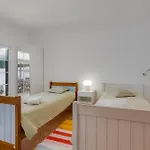 Spacious - Walk To & Center Lagos