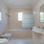 Spacious - Walk To & Center Vila