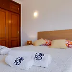 Spacious - Walk To & Center Vila Lagos