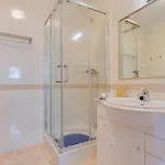 Vila Spacious - Walk To & Center