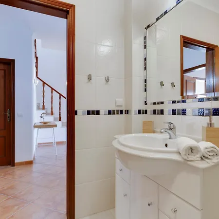 Spacious - Walk To & Center ラゴス