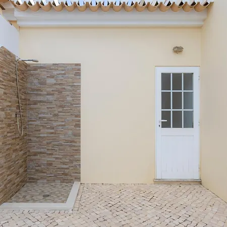 Spacious - Walk To & Center * ラゴス