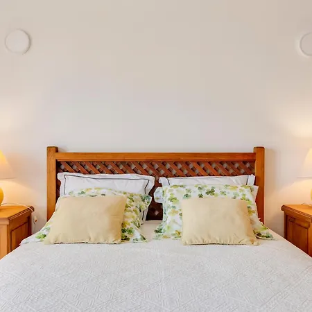 Spacious - Walk To & Center *