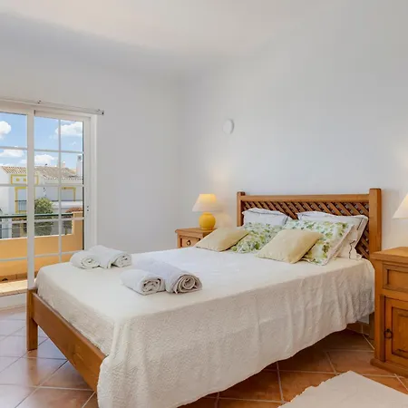 Spacious - Walk To & Center *