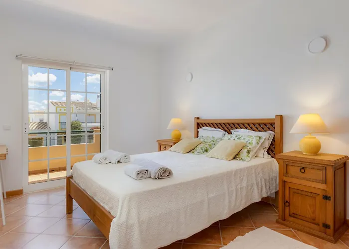 Spacious - Walk To & Center *