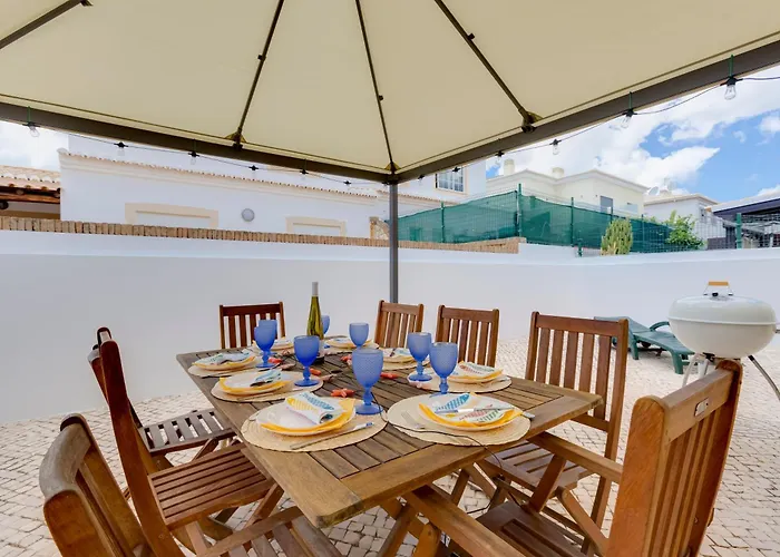 Villa Spacious - Walk To & Center *