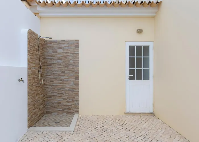 Spacious - Walk To & Center * Lagos