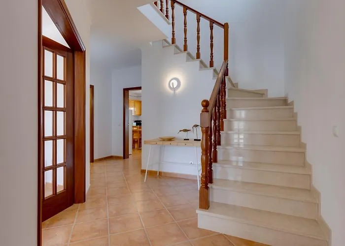 Villa Spacious - Walk To & Center