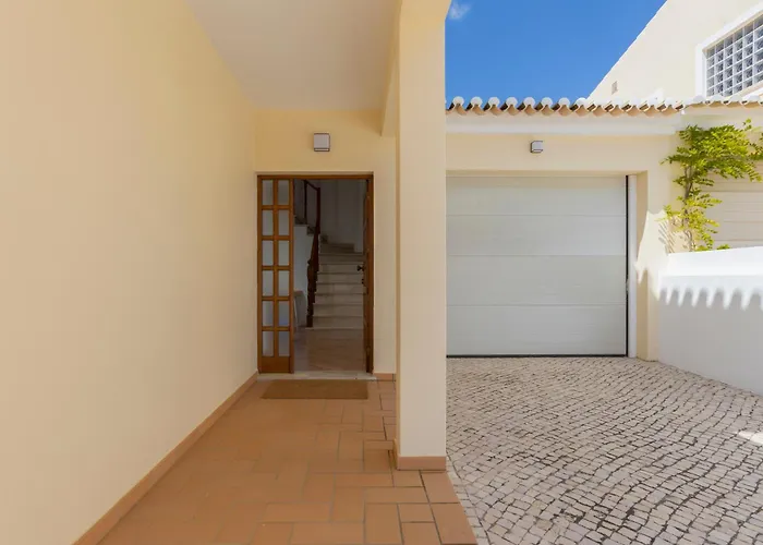 Villa Spacious - Walk To & Center