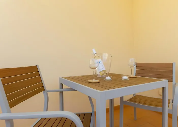 Spacious - Walk To & Center Lagos