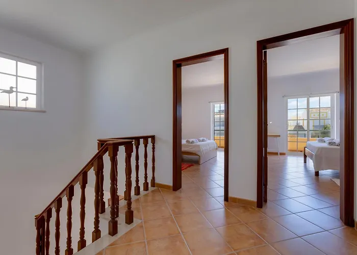 Spacious - Walk To & Center * Lagos