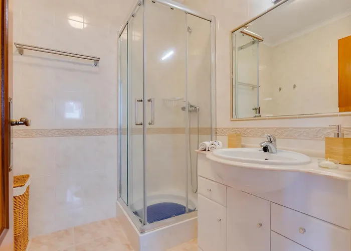 Villa Spacious - Walk To & Center