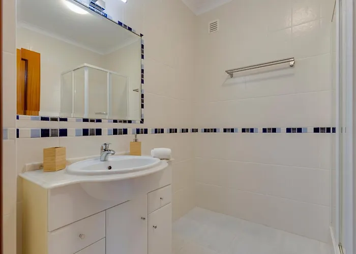 Spacious - Walk To & Center Villa *