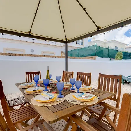 Villa Spacious - Walk To & Center *