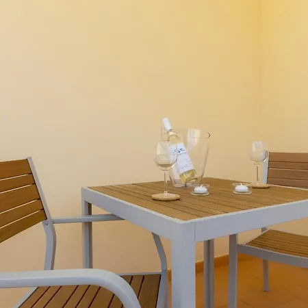 Spacious - Walk To & Center Lagos