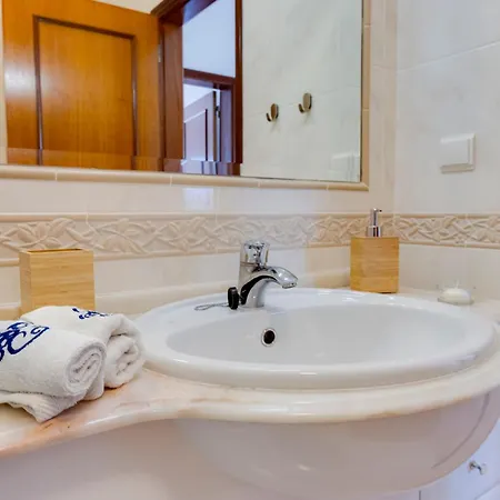 Villa Spacious - Walk To & Center *