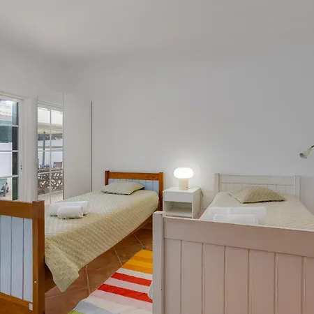 Spacious - Walk To & Center Lagos