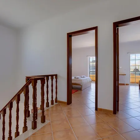 Spacious - Walk To & Center * Lagos