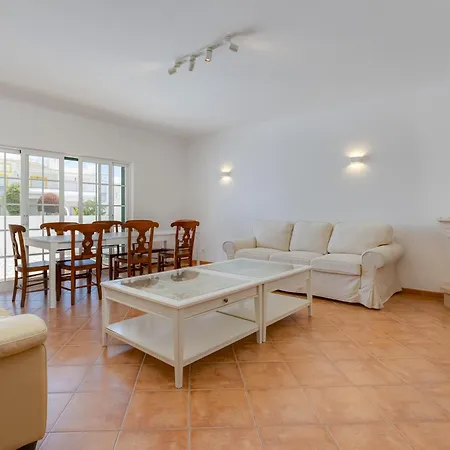 Spacious - Walk To & Center * Lagos