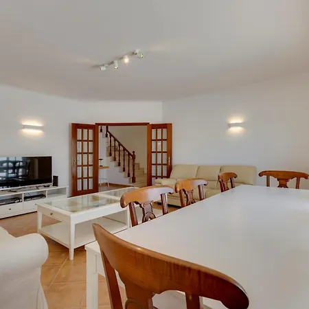 Spacious - Walk To & Center Villa