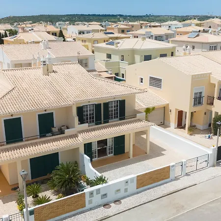 Villa Spacious - Walk To & Center