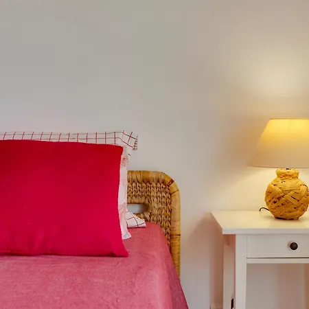 Spacious - Walk To & Center *