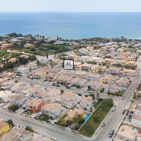 Villa Spacious - Walk To & Center