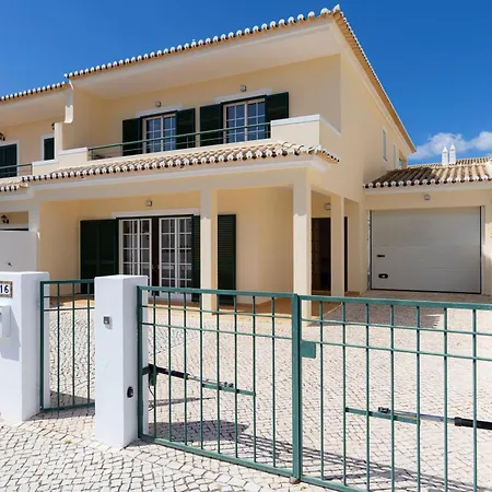 Spacious - Walk To & Center *