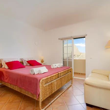 Spacious - Walk To & Center