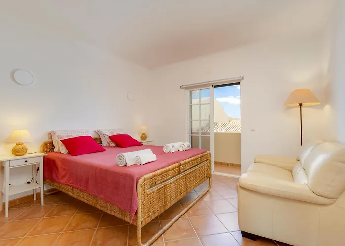 Spacious - Walk To & Center