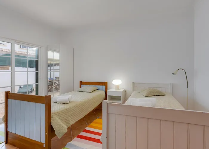 Spacious - Walk To & Center Lagos