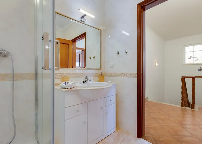 Villa Spacious - Walk To & Center