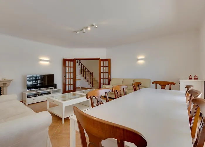 Spacious - Walk To & Center Villa