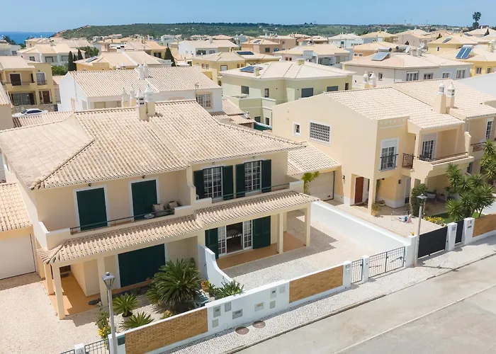 Villa Spacious - Walk To & Center